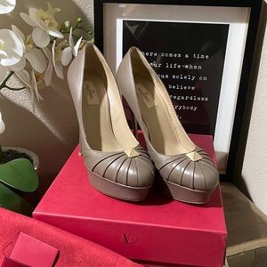 Valentino Garavani beige leather platform stilettos. SZ: 39 1/2